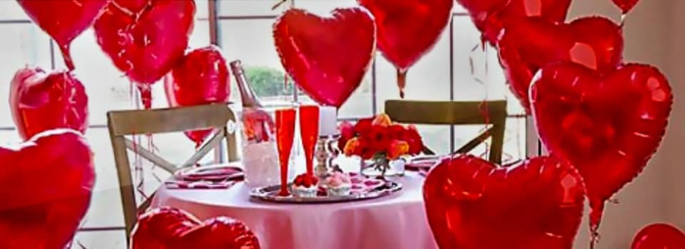 Saint Valentin, décoration de table, ballon coeur, bougie, confetti