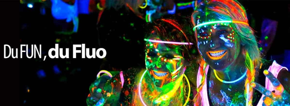 Fluo et phospho pour vos fêtes : maquillage, bracelets, déguisements