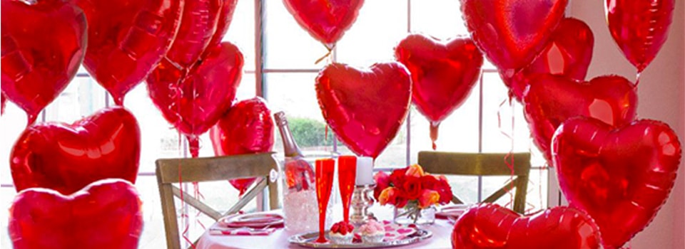 Table de Saint Valentin rouge avec des ballons