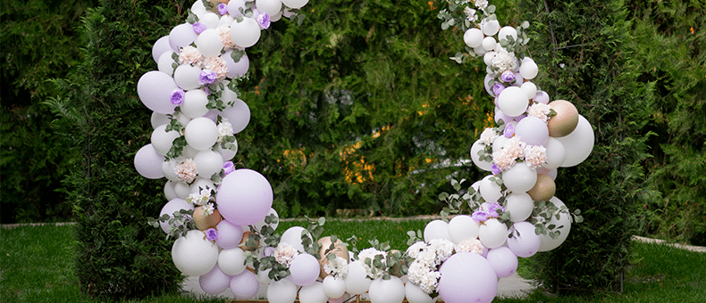 arche de ballons avec fleurs