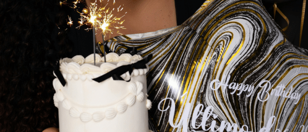 cierge magique sur gâteau d'anniversaire 