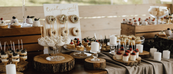 Décoration de candy bar avec bougies piliers