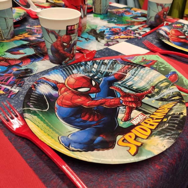 🕷 Votre enfant est fan de Spider-Man ? Accrochez-vous, cette table est faite pour vous ! 🕸
Assiettes, serviettes, gobelets, chemins de table... Autant d'articles pour un effet garanti ! 
.
.
.
#jefaissensation #fetesensation #anniversaire #spiderman #decodetable #joyeuxanniversaire #decoration #table